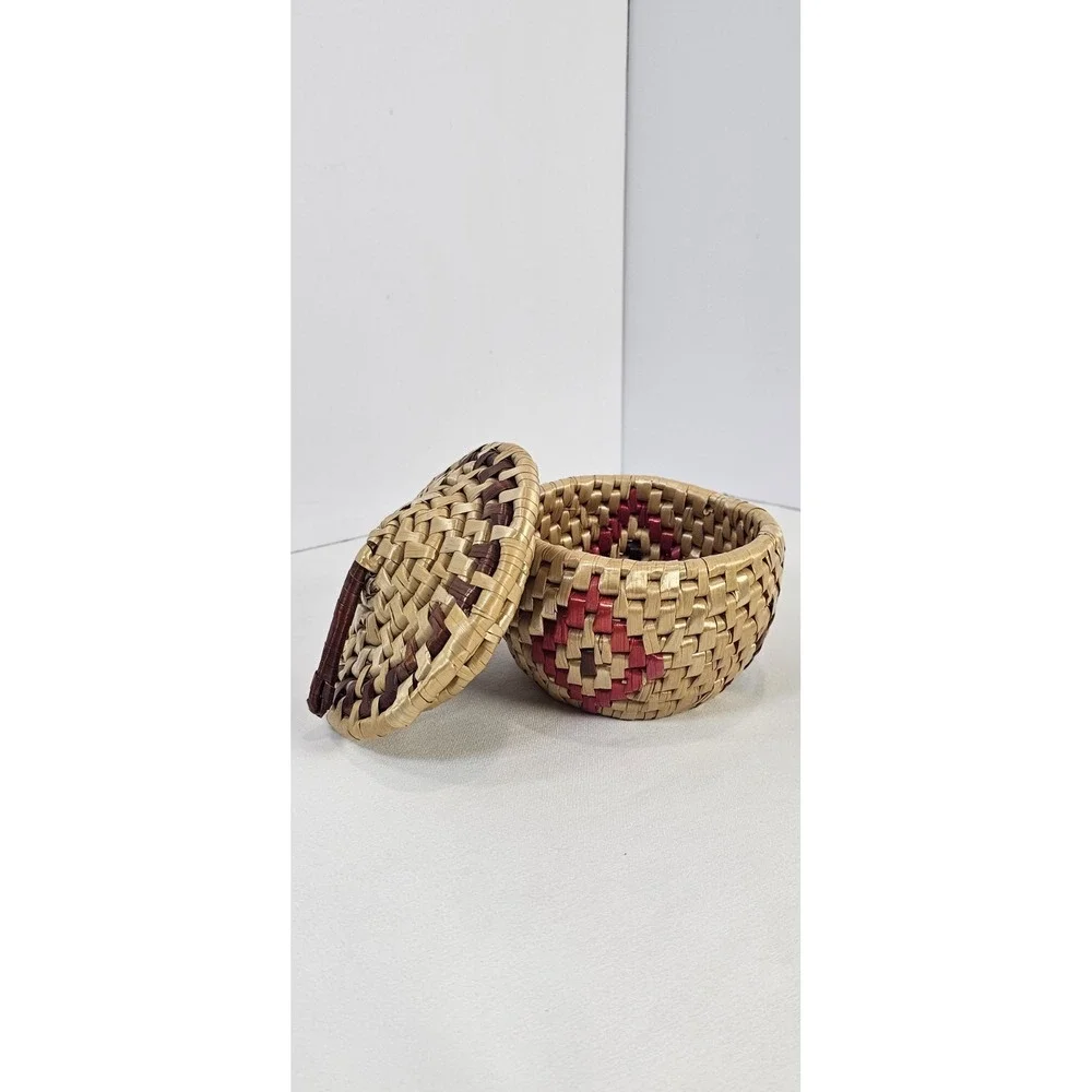 Handmade Wicker/Raffia Lidded Basket Small Round Jewelry Trinket Storage‎